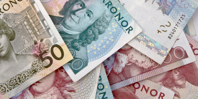 Närbild på svenska sedlar.