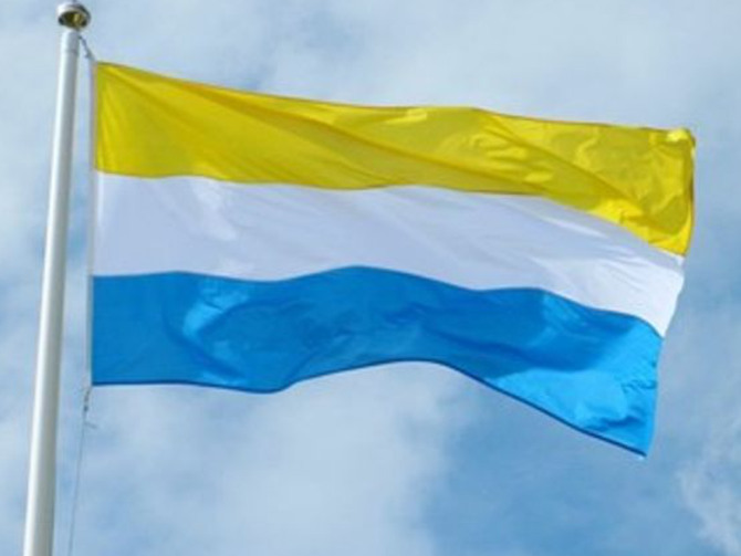 Tornedalingarnas flagga, överst en gul rand, vit rand i mitten och en blå rand i botten