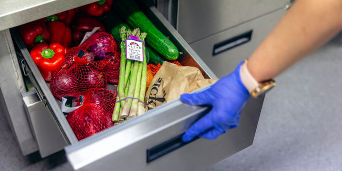 En kyllåda full med grönsker