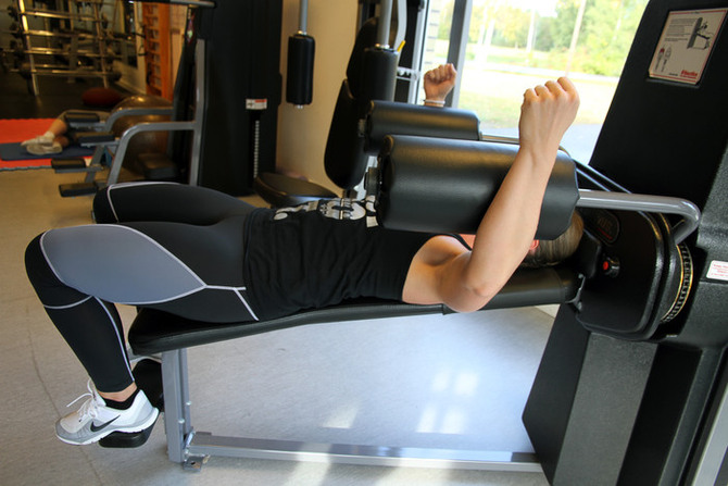 En peson som tränar på gym