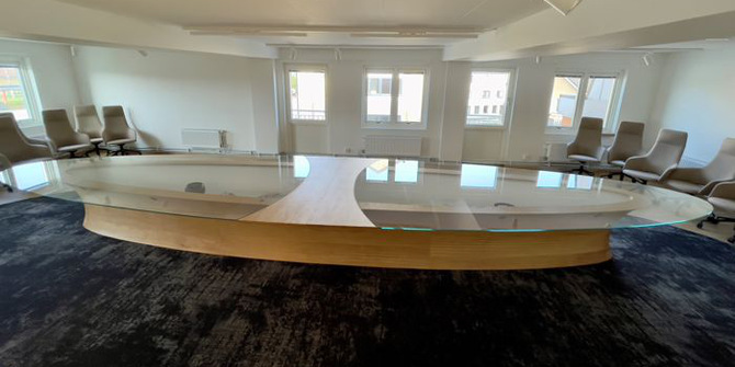 Ett konstverk i form av ett konferensbord.