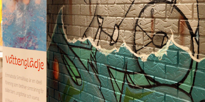 bild på graffitimålning i korridoren i simhallen