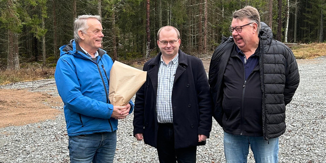 Kommunstyrelsens ordförande Johan Jonsson lämnade över en blomma till Christer Martinsson och Bo Gunnarsson  vid Sträva friluftsområde. 