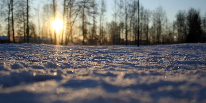 Snö på marken och soluppgång