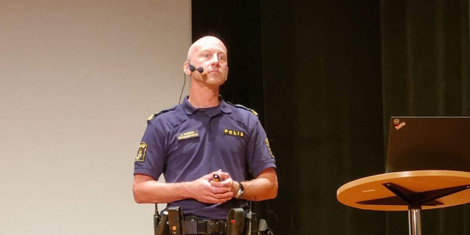 kommunpolis Joakim Andrén i uniform inomhus