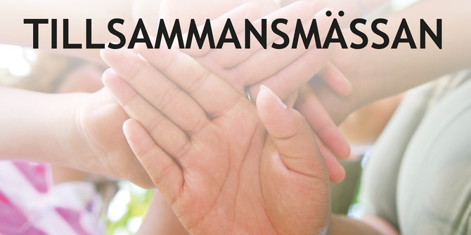 Ordet tillsammansmässan syns i svart med händer i bakgrunden