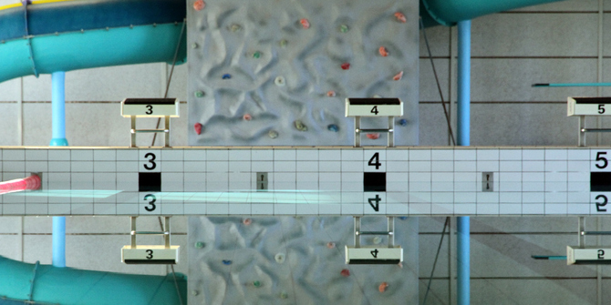 Bild på hoppbassäng och klättervägg