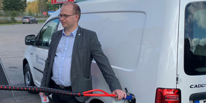 Kommunstyrelsens ordförande Johan Jonsson tankar biogas