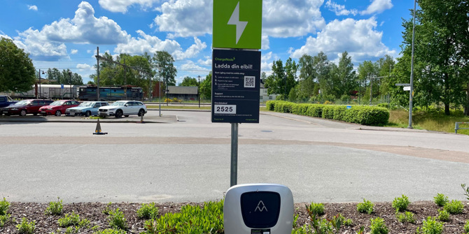 En parkeringsplats med en  och en skylt som visar att man kan ladda sin elbil