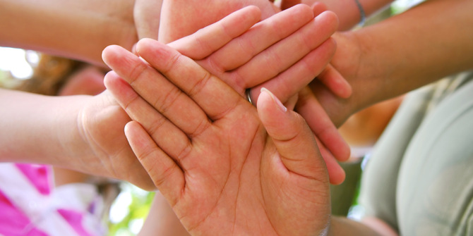 Händer som ligger på varandra