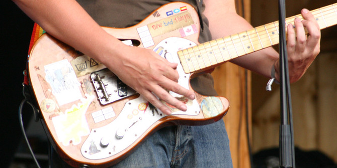 Närbild på Darren Haymans gitarr.