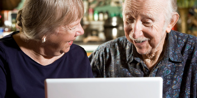 Två äldre personer vid en dator