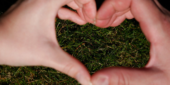 Händer som formar ett hjärta