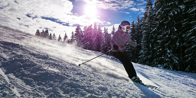 En person som åker skidor