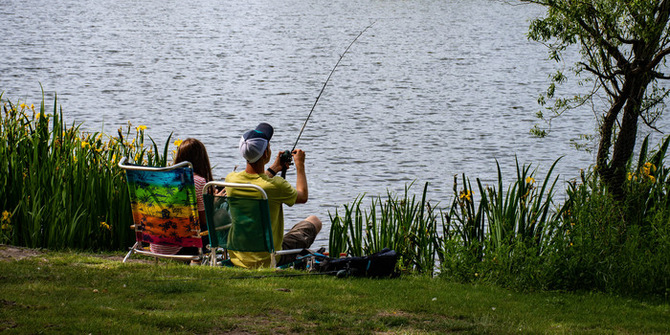 Två personer som sitter och fiskar