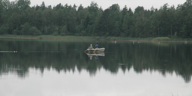 Två personer som fiskar från en båt