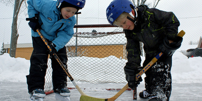 Två pojkar som spelar ishockey