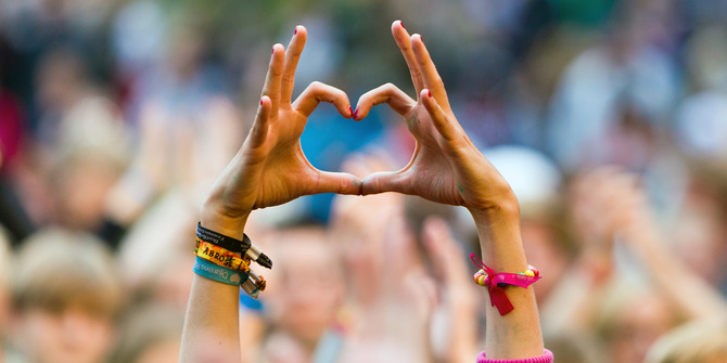 En folkmassa med händerna i form av ett hjärta