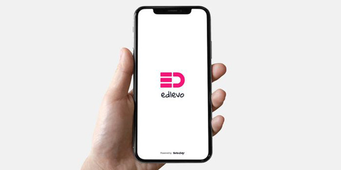 Hand som håller i en mobiltelefon