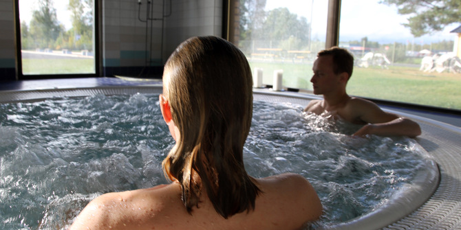 två människor i bubbelpoolen