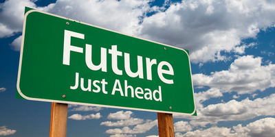 En grön skylt där det står "framtiden, precis framför".