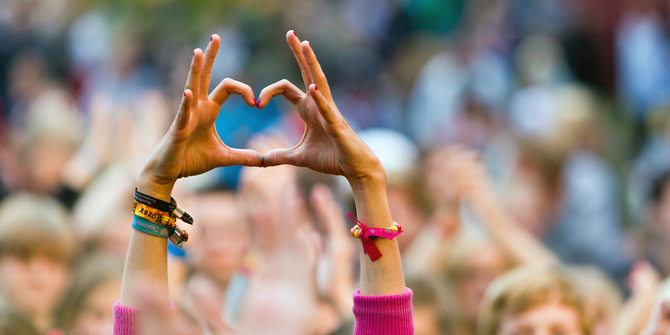 En folkmassa med händerna i form av ett hjärta