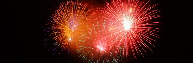 fyrverkerier mot svart natthimmel