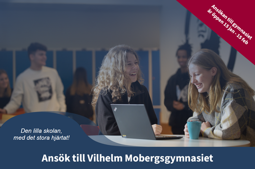 Bild på skolelever som skrattar med en typisk sklmiljö i bakgrunden med blå elevskåp och Vilhelm Mobergs ansikte på väggen