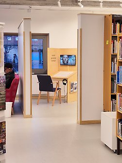 Biblioteksinteriör med monter i bakgrunden.