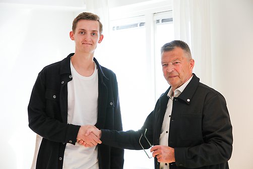 Niklas Karlsson och Leif Karlsson skakar hand.