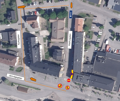 Karta över järnvägsgatan och rådhusgatan i Emmaboda som visar att de inte är tillåtet att svänga från Järnvägsgatan till Rådhusgatan och parkeringsförbud införs de första 30 metrarna på Rådhusgatan, utanför kommunhusets besökscentrum. 