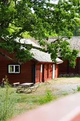 Faluröd byggnad vid hembygdsgården.