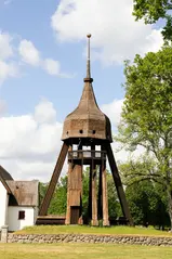 Klocktornet vid Vissefjärda kyrka.