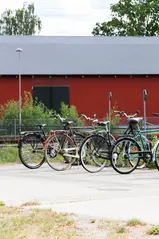 Parkerade cyklar vid tågstationen.