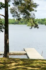 Brygga i sjö.
